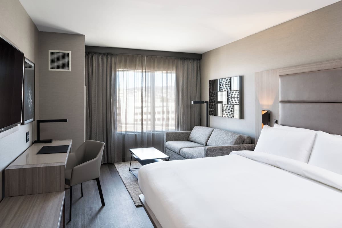 Egyptian cotton sheets, premium bedding, in-room safe, desk