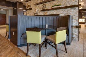 Café da manhã com buffet grátis todos os dias