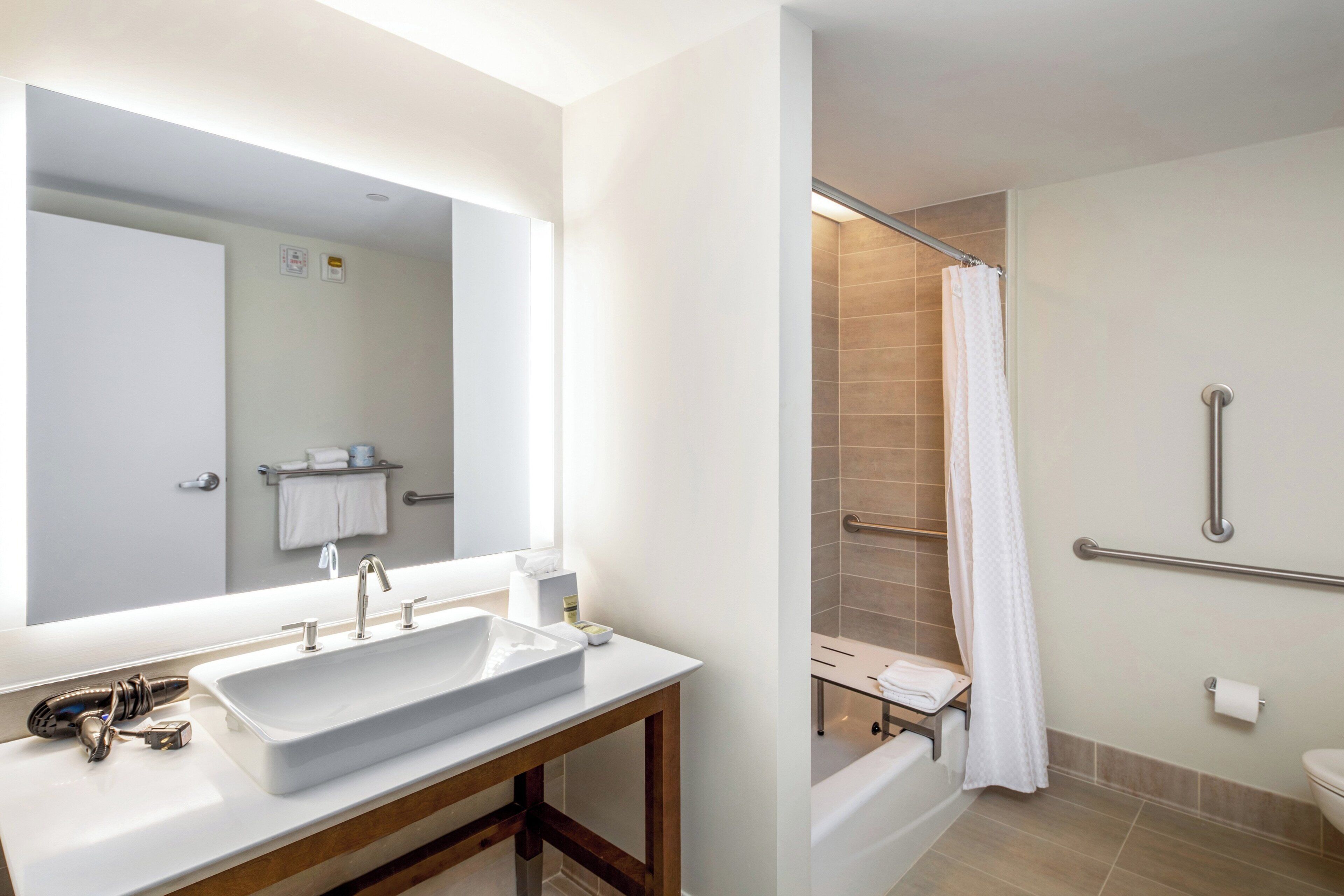 Quarto, 1 cama King | Banheiro | Chuveiro/banheira combinados, produtos de toalete grátis