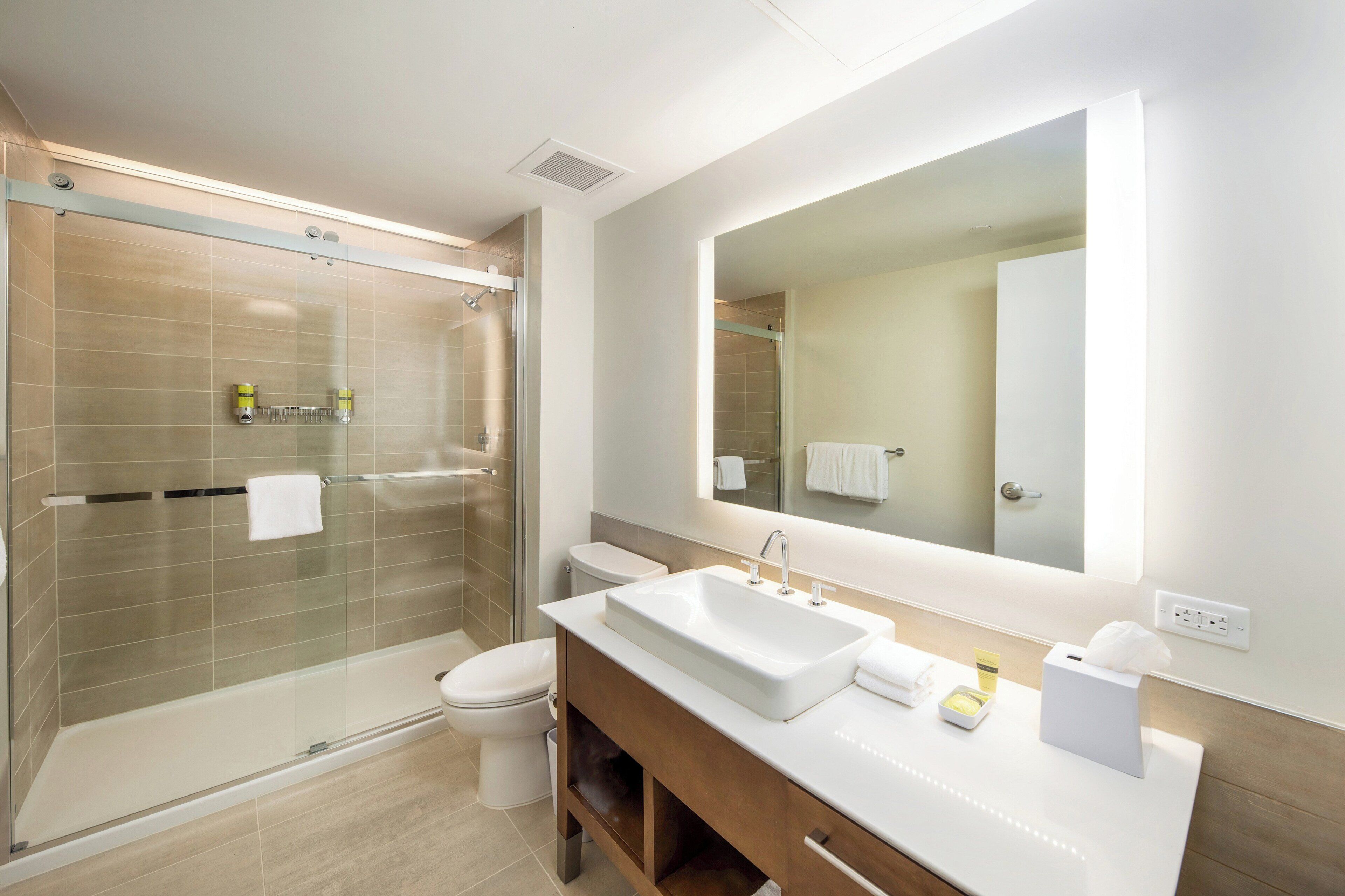 Monolocale, 1 letto king con divano letto | Bagno | Combinazione doccia/vasca, set di cortesia gratuito, asciugacapelli