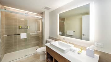 Monolocale, 1 letto king con divano letto | Bagno | Combinazione doccia/vasca, set di cortesia gratuito, asciugacapelli
