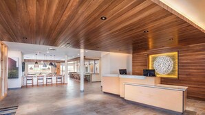 A spacious lobby with a wooden ceiling, a reception desk, and a large window. - Fairfield Inn & Suites by Marriott Lebanon (Lebanon)