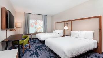 Hochwertige Bettwaren, individuell eingerichtet, Schreibtisch