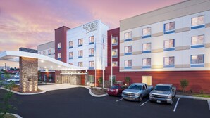 A Fairfield Inn & Suites by Marriott hotel with a modern design, a covered entrance, and a parking area with several vehicles. - Fairfield Inn & Suites by Marriott Lebanon (Lebanon)