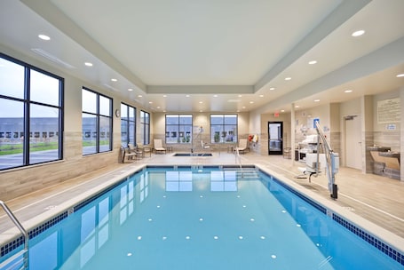 Piscina. Hampton Inn Livonia Detroit