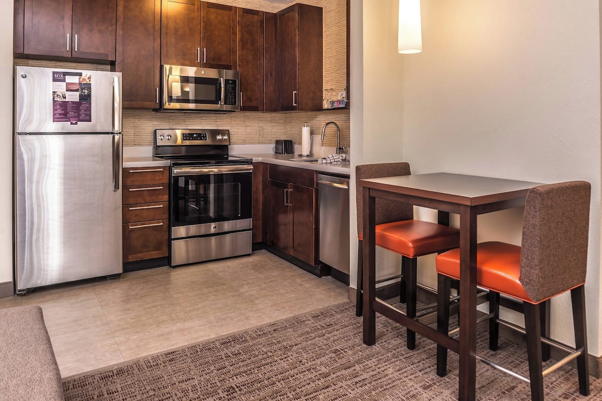 Full-sized fridge, microwave, stovetop, dishwasher