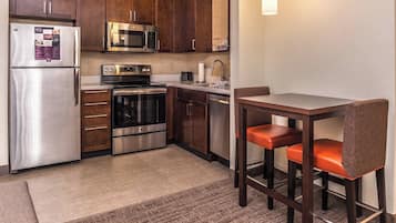 Refrigerador con freezer, microondas, placa de cocina, lavavajillas