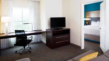 1 habitación, escritorio y espacio para trabajar con laptop