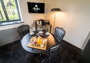 Habitación doble, 1 cama de matrimonio grande, vistas al jardín | Servicio de comidas en la habitación