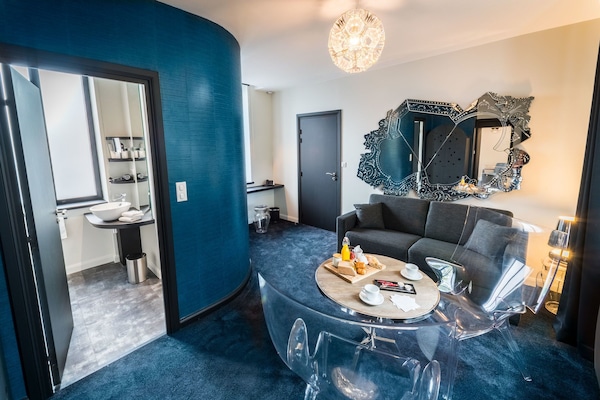 Comfort Quadruple Room | Living area | Flat-screen TV