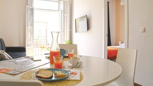 Una mesa de desayuno con un mapa, un vaso de zumo de naranja, un vaso de leche, un plato con tostadas y una taza de café.