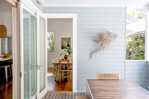 Outdoor dining - A PERFECT STAY - Kia Ora Byron (Byron Bay)