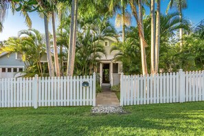 Front of property - A PERFECT STAY - Kia Ora Byron (Byron Bay)