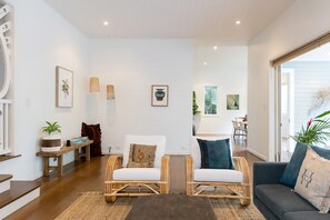 Casa Deluxe, 3 habitaciones | Área de sala de estar | Televisión de pantalla plana, chimenea, Netflix y películas con cargo 