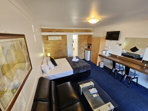 Chambre Deluxe, 1 grand lit | Bureau, fer et planche Ă repasser, accĂšs au Wi-Fi (inclus)