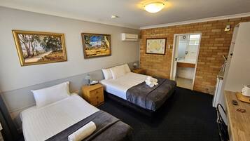 Deluxe Twin Room | Meja, seterika/papan seterika, Wi-fi percuma, cadar katil