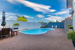 Piscine extérieure, accÚs possible de 9 h 30 à 18 h, parasols