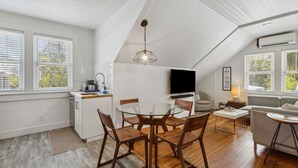 Un loft moderne comprenant un espace repas, une cuisine et un salon.