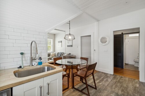 Stanton Apartment B - Historic retreat 1 block to beach