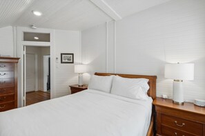 1 bedroom, WiFi, bed sheets - Stanton Apartment B - Historic retreat 1 block to beach (Saint Simons Island)