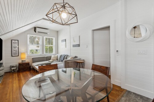 Stanton Apartment B - Historic retreat 1 block to beach