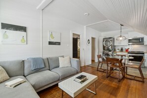 TV - Stanton Apartment B - Historic retreat 1 block to beach (Saint Simons Island)