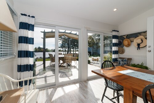 Waterfront Gem: Hot Tub, Fire Pit & Private Beach!
3 Bed, 1.5 Baths, Sleeps 6