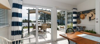 Waterfront Gem: Hot Tub, Fire Pit & Private Beach!
3 Bed, 1.5 Baths, Sleeps 6