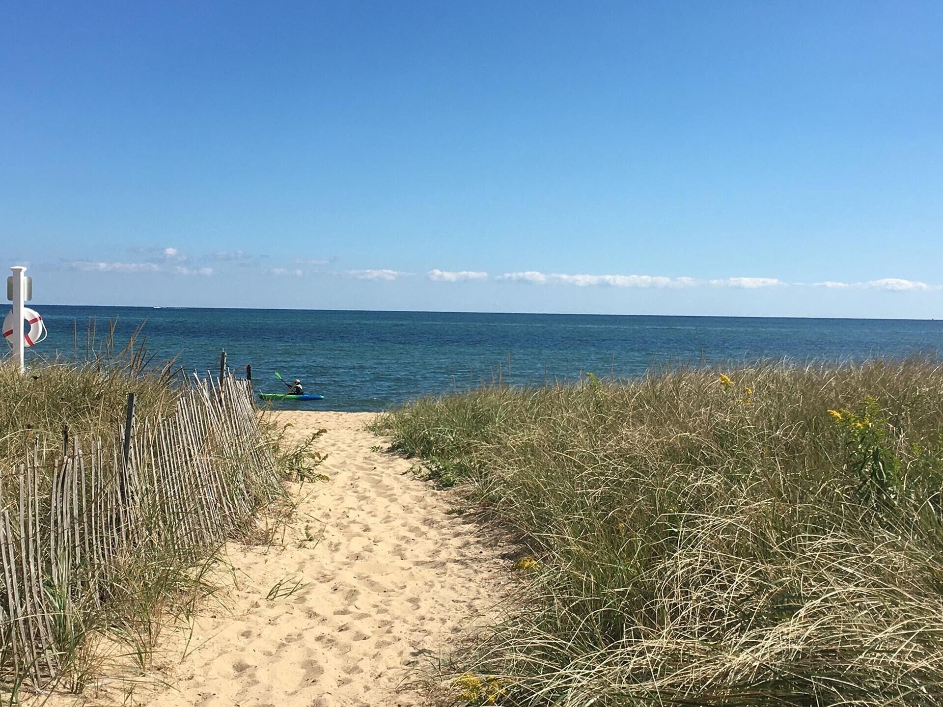 Nära stranden, solstolar och strandhanddukar