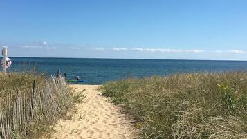Nära stranden, solstolar och strandhanddukar