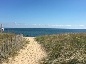 靠近海滩、沙滩椅、沙滩毛巾