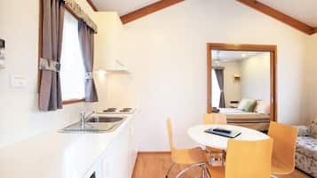 Cabaña Deluxe (Couple Cabin) | Cocineta privada | Refrigerador, microondas, parrilla de estufa y cafetera y tetera