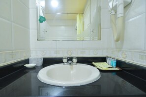 免费洗浴用品、吹风机、拖鞋、毛巾