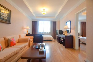 套房  | 迷你吧、办公桌、遮光窗帘、免费 WiFi