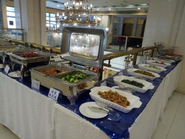 供应早餐、午餐和晚餐