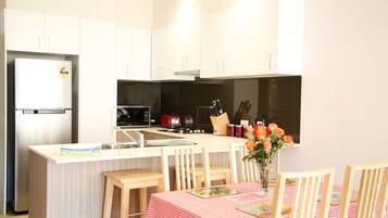 Apartment, 2 Bedrooms | In-room dining