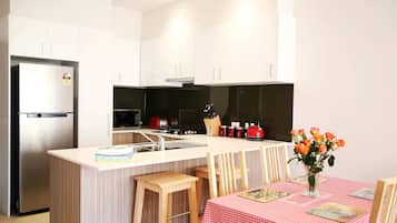 Apartment, 2 Bedrooms | In-room dining