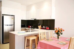 Appartement, 2 chambres | Restauration dans la chambre