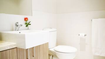 Apartment, 2 Bedrooms | Bathroom | Combined shower/tub, hair dryer, towels