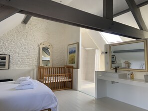 4 sovrum, skrivbord, strykjärn/strykbräda och barnsängar