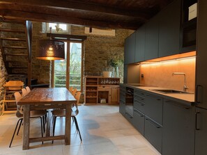 Kylskåp, mikrovågsugn, ugn och spishäll