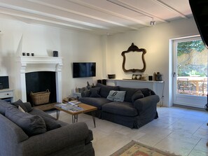Smart TV, fireplace, DVD player, books