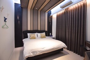 Desk, blackout drapes, rollaway beds, free WiFi - Immanuel B&B (Luodong)