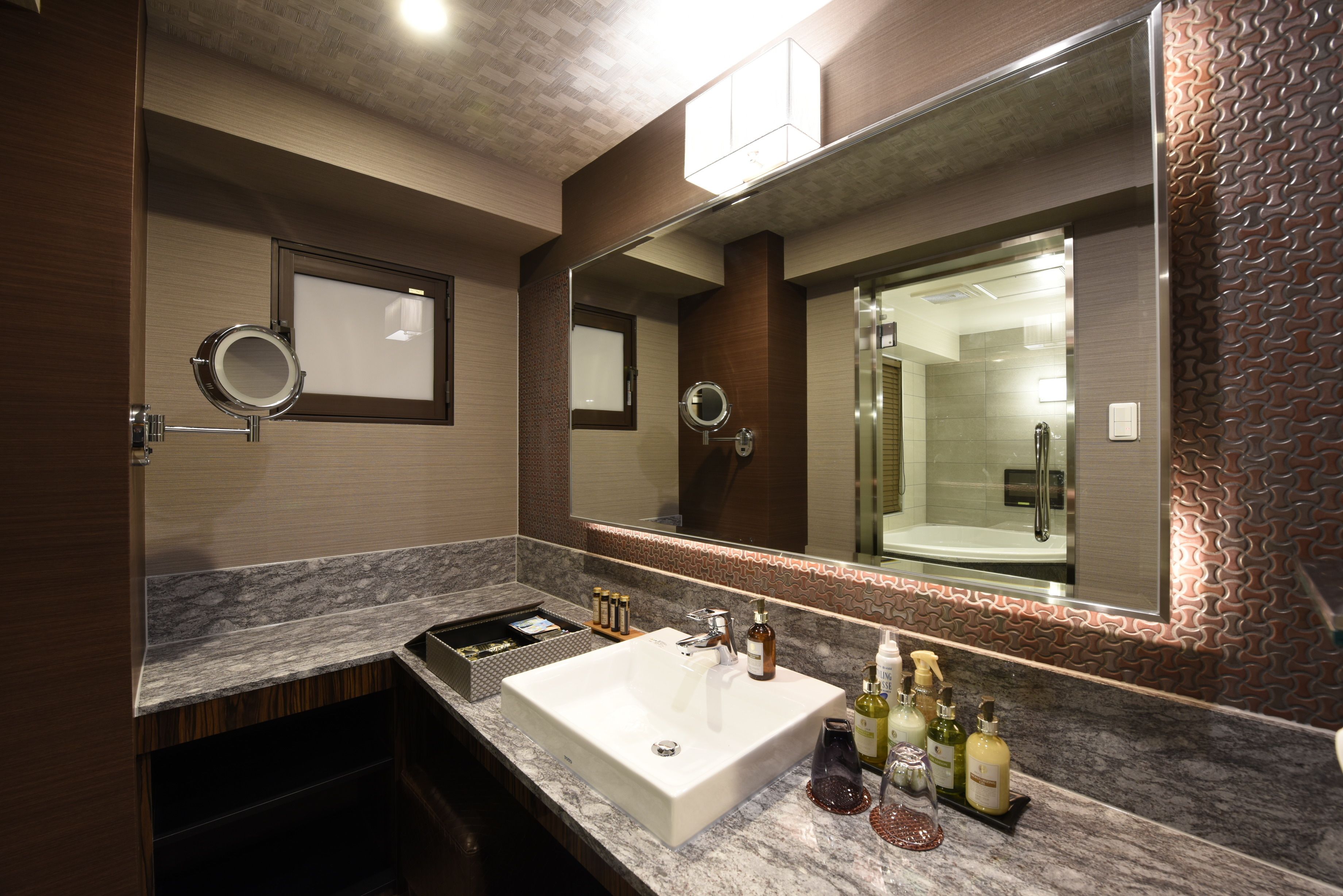 queen room | bathroom amenities | separate bathtub and shower, jetted bath, free toiletries, hair dryer