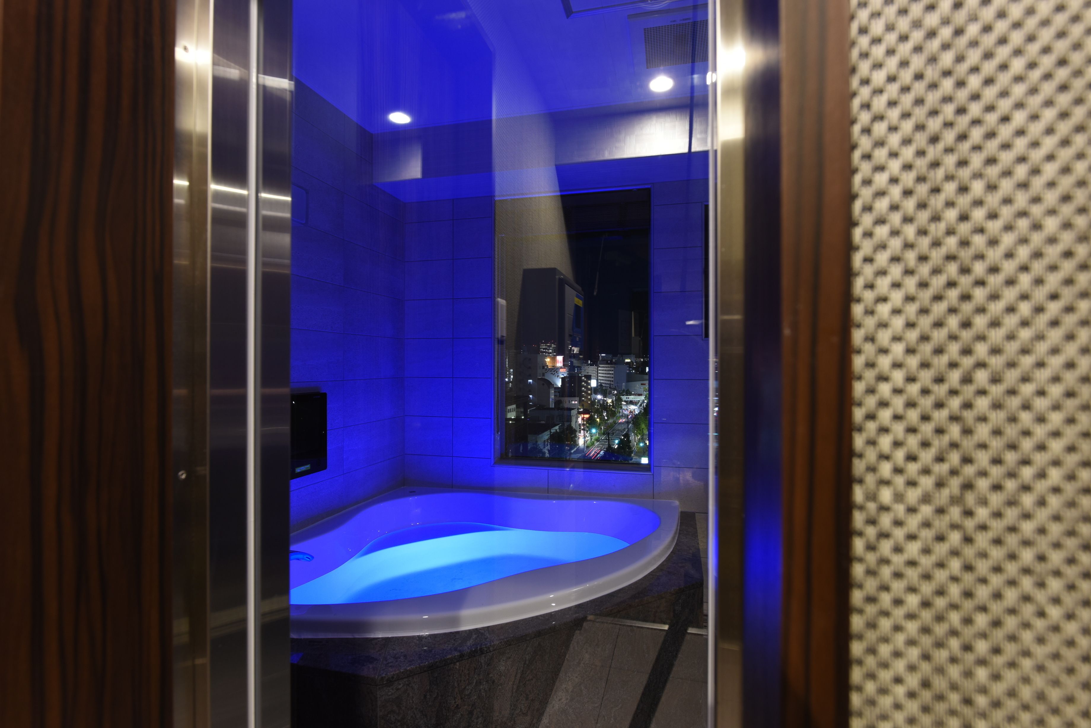 queen room | bathroom | separate bathtub and shower, jetted bath, free toiletries, hair dryer