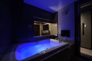 King Room | Bathroom | Separate tub and shower, jetted tub, free toiletries, hair dryer