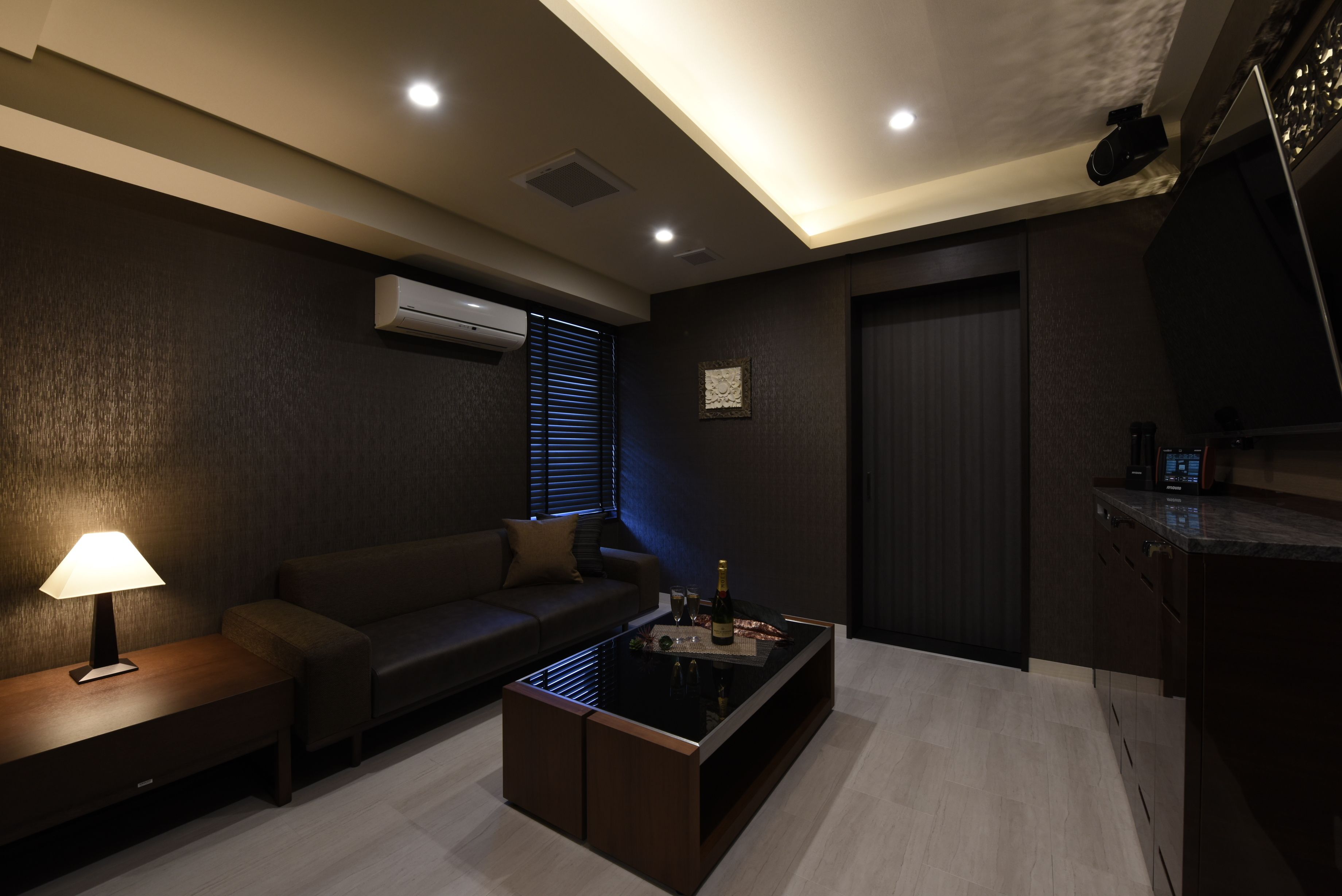 king room | living area | flat-screen tv