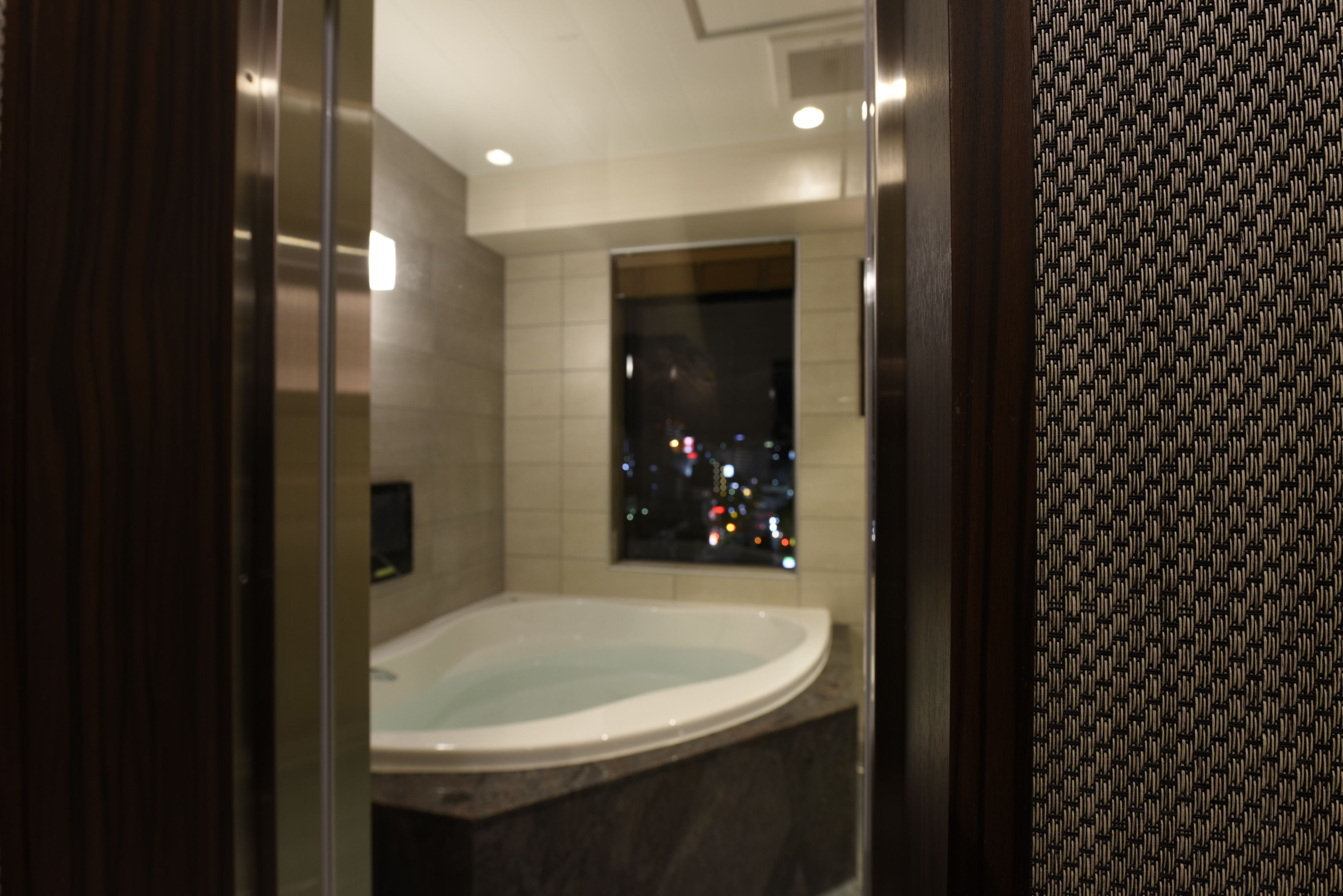 queen room | bathroom | separate bathtub and shower, jetted bath, free toiletries, hair dryer