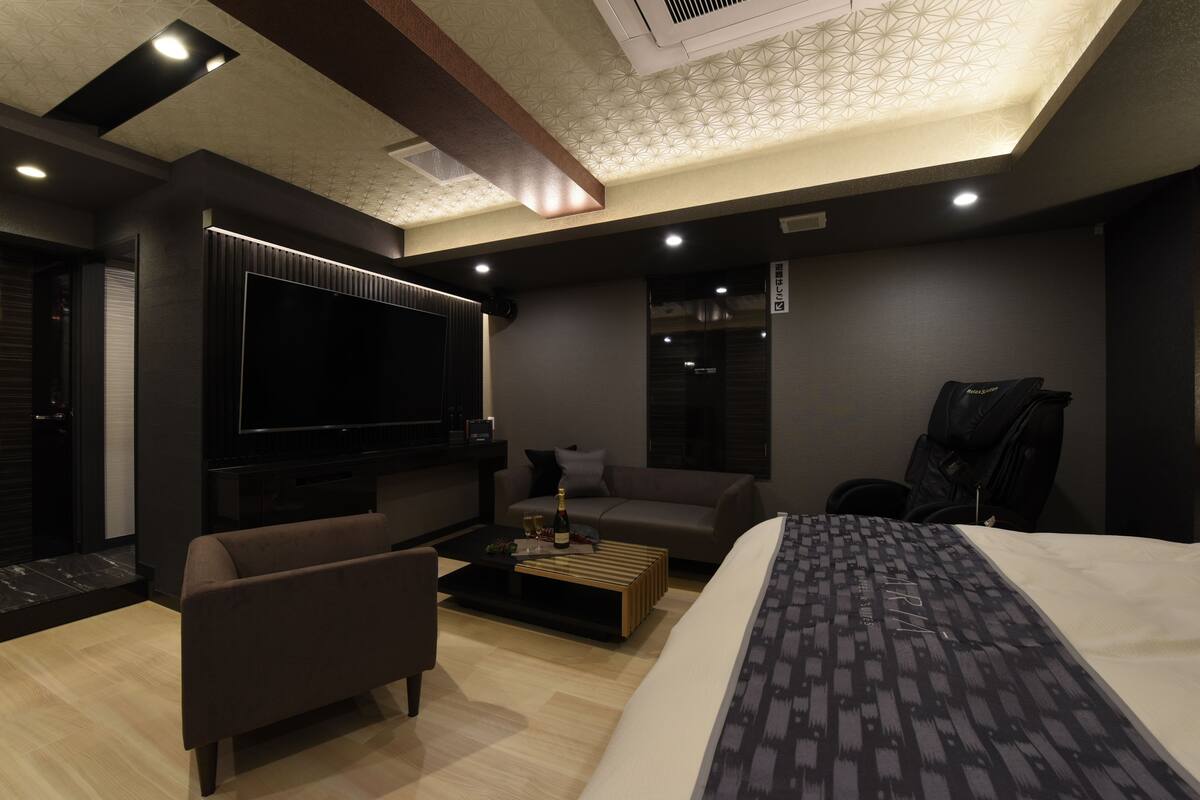 Queen Room | Minibar, blackout drapes, soundproofing, rollaway beds