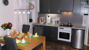 Fridge, oven, stovetop, dishwasher